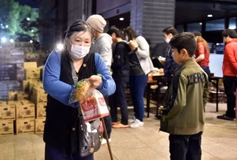 Thực phẩm không đủ cung cấp khi đường sá bị cắt đứt do lở đất. Ảnh: AFP.