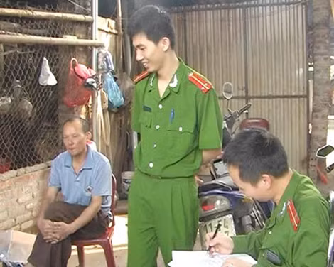 Lực lượng liên ngành làm việc, xử phạt đối với chủ lò mổ trái phép Phan Văn Thành.