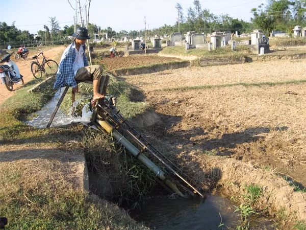 Nắng nóng người dân tiết kiệm từng giọt nước.