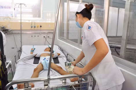 Hai trường hợp trẻ mắc Tay chân miệng nặng đang được chăm sóc tại bệnh viện Nhi đồng 1 Hai trường hợp trẻ mắc Tay chân miệng nặng đang được chăm sóc tại bệnh viện Nhi đồng 1