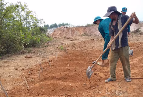Người dân tạm táng những hài cốt thu gom được. Người dân tạm táng những hài cốt thu gom được.