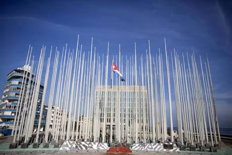 Cờ Cuba tung bay trước Khu vực lợi ích Mỹ (US Interests Section - USINT) ở thủ đô La Habana ngày 19/7. (Ảnh: Reuters)