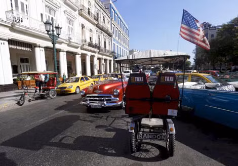 Một chiếc taxi 3 bánh với lá cờ Mỹ trên một đường phố ở thủ đô La Habana ngày 19/7. (Ảnh: Reuters)