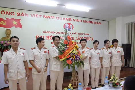 Đoàn Thanh niên, Hội Phụ nữ Cục Quản lý Xuất nhập cảnh chúc mừng thành công Đại hội. Ảnh Việt Hưng.