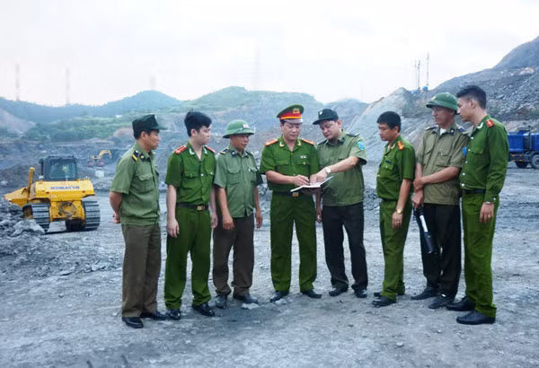 Công an phường Mông Dương đảm bảo ANTT tại khai trường Công ty Than Mông Dương.
