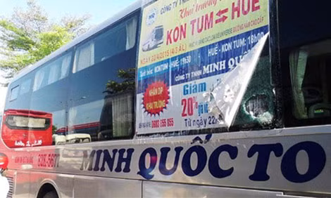 Viên gạch làm vỡ tấm kính xe khách giường nằm, mảnh vỡ văng ra làm tổn thương mắt bé gái 5 tuổi. Viên gạch làm vỡ tấm kính xe khách giường nằm, mảnh vỡ văng ra làm tổn thương mắt bé gái 5 tuổi.