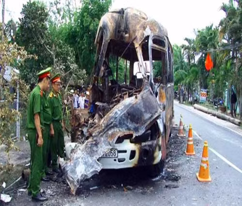Phần đầu xe ôtô khách bị hư hỏng nặng, cháy trơ khung.