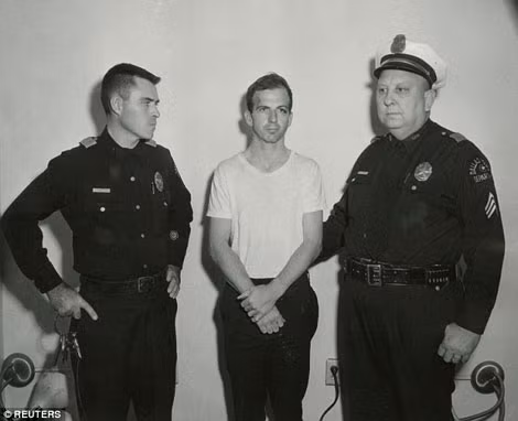 Oswald (giữa) được coi là người duy nhất tham gia vụ ám sát John F.kennedy.