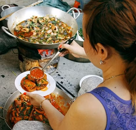 Những bữa cơm thấm đẫm tình hàng xóm sau các vụ cháy.