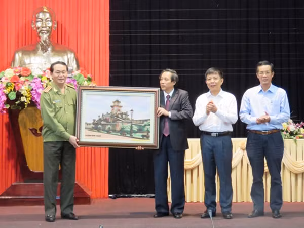 Thường trực Tỉnh ủy Quảng Bình tặng đồng chí Bộ trưởng bức tranh Thành Đồng Hới, một biểu tượng của tỉnh Quảng Bình.