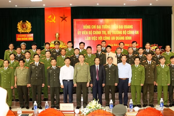 Bộ trưởng Trần Đại Quang chụp ảnh lưu niệm với lãnh đạo chính quyền và Công an tỉnh Quảng Bình.
