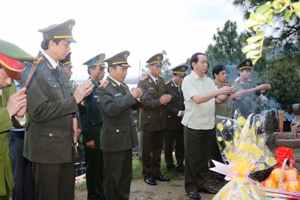 Bộ trưởng Trần Đại Quang và lãnh đạo Công an tỉnh Quảng Bình dâng hoa, thắp hương viếng mộ tưởng nhớ Đại tướng Võ Nguyên Giáp.