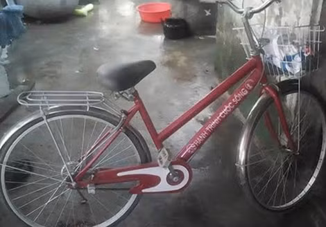 Chiếc xe đạp - vật giá trị lớn nhất trong nhà 2 bà cháu.