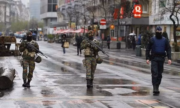 Cảnh sát và binh lính tuần tra trên đường phố Brussels.