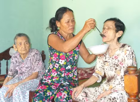 Bà Chiến chăm từng miếng ăn cho chị chồng, cô chồng.