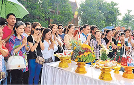 Một lễ cầu siêu cho những sinh linh bé nhỏ chưa liền thành với hơn 1.000 người và hàng chục chư tăng tham dự ở Wat Kae.