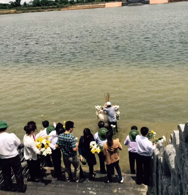 Thả hoa đăng trên dòng song Thạch Hãn.