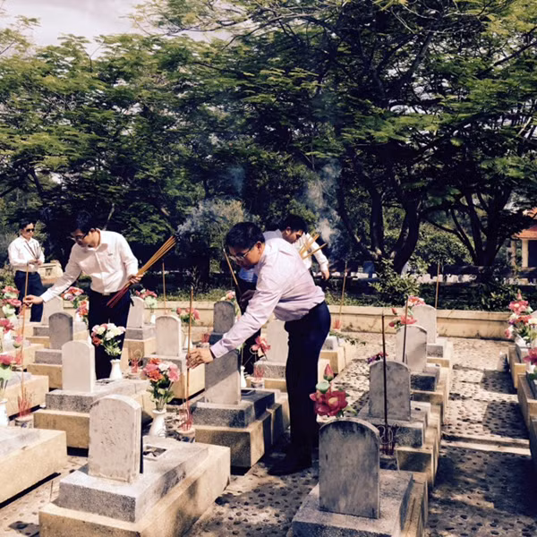 Thắp hương phần mộ các liệt sỹ.