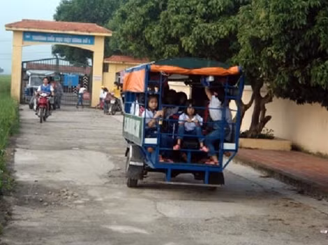 Xe tự chế chở quá tải đưa học sinh tới Trường Tiểu học Việt Hùng 1.
