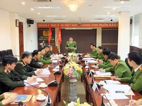 Trung tướng Nguyễn Văn Ba, Phó Tổng cục trưởng Tổng cục Cảnh sát phát biểu tại phiên họp. Ảnh: Tạ Hiếu.