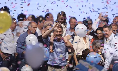 Mauricio Macri mừng chiến thắng.