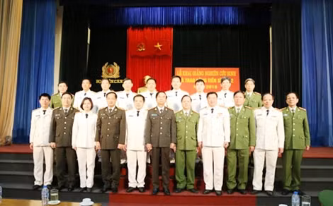 Thứ trưởng Thường trực Đặng Văn Hiếu, Ban giám đốc Học viện CSND và các tân Tiến sĩ.