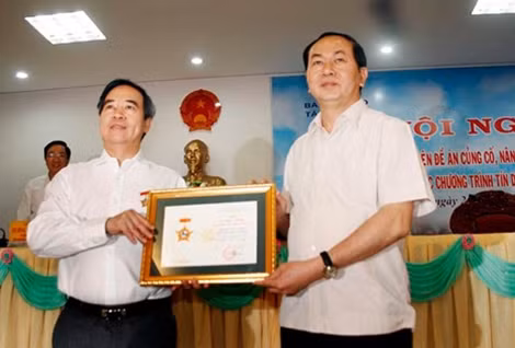 Bộ trưởng Trần Đại Quang trao Kỷ niệm chương Vì sự nghiệp phát triển Tây Nguyên tặng Thống đốc Ngân hàng Nhà nước Việt Nam Nguyễn Văn Bình.
