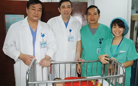 Một em bé sinh ra khỏe mạnh nhờ các phương pháp kỹ thuật hiện đại.