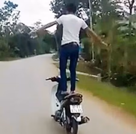 Cơ quan chức năng ở Nghệ An sẽ xử lý nghiêm đối tượng cố tình “làm xiếc” trên đường với xe máy.