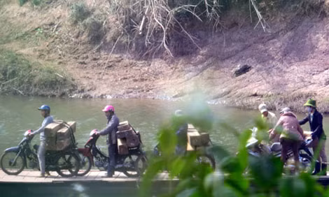 Cửu vạn tìm cách chở hàng qua biên giới. Ảnh: Bích Liên.