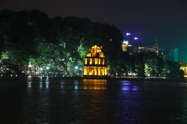 Hồ Hoàn Kiếm là biểu tượng của thành phố, không thể thiếu được trong đời sống hàng ngày cho người dân Hà Nội.