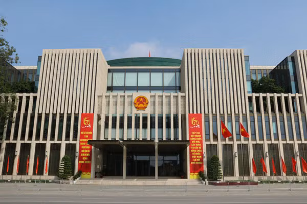 Tòa nhà Quốc hội mới được xây dựng trên nền Nhà Quốc hội cũ (trên đường Độc Lập, quận Ba Đình), Công trình cao 39 m, có kiến trúc hình vuông, hội trường lớn hình tròn ở giữa; tòa nhà gồm 2 tầng hầm và 5 tầng nổi, tổng diện tích sàn trên 60.000 m2.