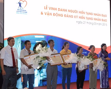 Những người hiến tạng được Bộ Y tế vinh danh, trao tặng Kỷ niệm chương và thẻ BHYT.