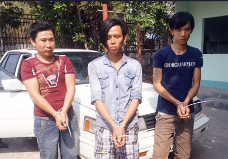 Các nghi can bị bắt cùng tang vật.