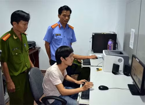 Trần Long Hạc tại buổi thực nghiệm điều tra.