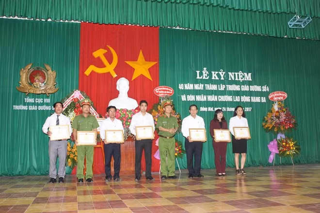Tổng cục VIII trao tặng bằng khen cho nhiều tập thể, cá nhân có thành tích xuất sắc trong công tác phối hợp đấu tranh phòng chống tội phạm góp phần giữ gìn an ninh chính trị và trật tự an toàn xã hội.