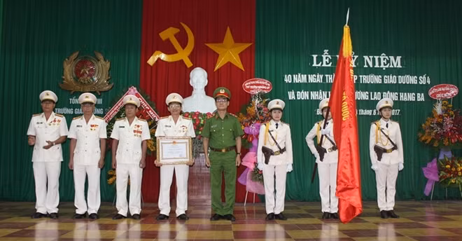 Trung tướng Nguyễn Ngọc Bằng, thừa ủy quyền Chủ tịch nước, đã trao tặng Huân chương Lao động hạng Ba cho Ban giám hiệu Trường Giáo dưỡng số 4.