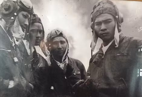 Anh hùng Nguyễn Văn Bảy (bìa phải ảnh) cùng đồng đội sau một lần lập chiến công.