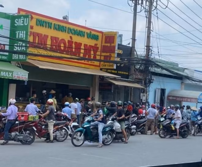Hiện trường vụ cướp tại tiệm vàng
