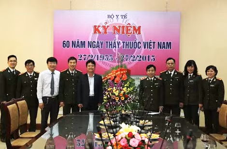 Đồng chí GS.TS, Trung tướng Phạm Quang Cử, Phó Tổng cục trưởng Tổng cục Hậu cần – Kỹ thuật, Bộ Công an đến chúc mừng Bộ Y tế. Đồng chí GS.TS, Trung tướng Phạm Quang Cử, Phó Tổng cục trưởng Tổng cục Hậu cần – Kỹ thuật, Bộ Công an đến chúc mừng Bộ Y tế.