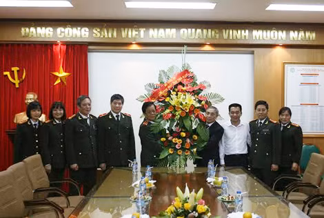Đồng chí Trung tướng Lê Văn Minh, Ủy viên Đảng ủy Công an TW, Bí thư Đảng ủy – Tổng cục trưởng Tổng cục Hậu cần – Kỹ thuật, Bộ Công an đến chúc mừng Bệnh viện Bạch Mai. Đồng chí Trung tướng Lê Văn Minh, Ủy viên Đảng ủy Công an TW, Bí thư Đảng ủy – Tổng cục trưởng Tổng cục Hậu cần – Kỹ thuật, Bộ Công an đến chúc mừng Bệnh viện Bạch Mai.