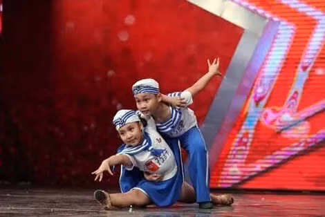 Cặp song sinh trong lần thi đấu tại giải Vietnams Got Talent 2014.
