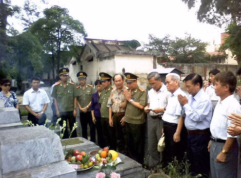 Các nhà văn Công an luôn nhớ đến người “anh cả” Lê Tri Kỷ. Các nhà văn Công an luôn nhớ đến người “anh cả” Lê Tri Kỷ.