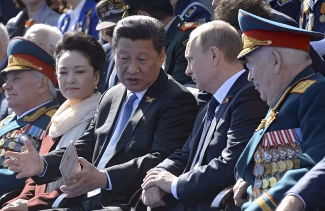 Chủ tịch nước Trung Quốc Tập Cận Bình và phu nhân cùng Tổng thống Nga Putin tại lễ duyệt binh.