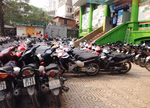 Có tầng hầm để xe, nhưng toàn bộ xe máy của nhân viên tòa nhà 51 Lê Đại Hành được để trên vỉa hè. Có tầng hầm để xe, nhưng toàn bộ xe máy của nhân viên tòa nhà 51 Lê Đại Hành được để trên vỉa hè.