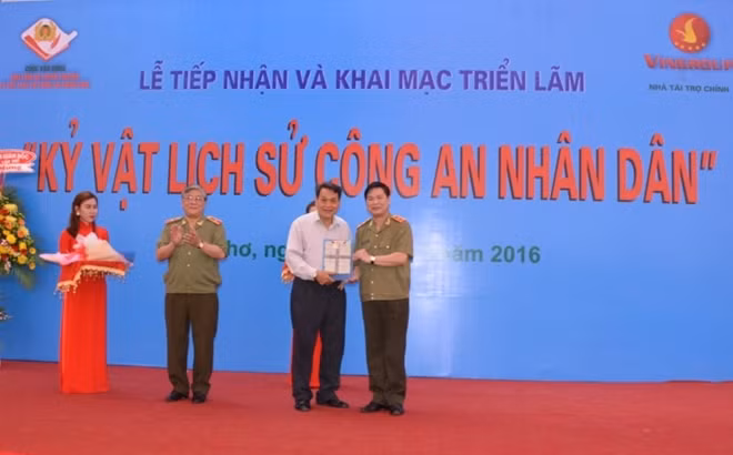 Nhiều kỷ vật có giá trị được các nhân chứng lịch sử, nguyên lãnh đạo Công an các đơn vị hiến tặng.
