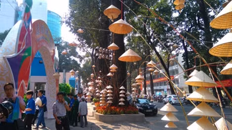 Trang trí nón lá trong ngày khai hội.