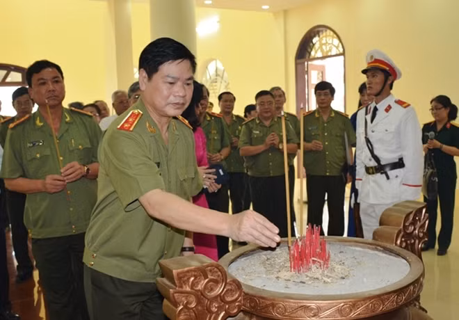 Các đại biểu dâng hương tưởng niệm Chủ tịch Hồ Chí Minh tại Bảo tàng Quân khu 9.