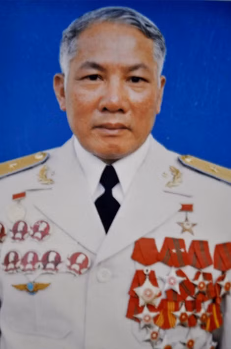 Thiếu tướng - phi công, AHLLVT Nguyễn Hồng Nhị. Phi công Việt Nam đầu tiên dùng MiG-21 bắn rơi máy bay Mỹ. Trong kháng chiến chống Mỹ, Nguyễn Hồng Nhị bắn rơi 8 máy bay Mỹ.