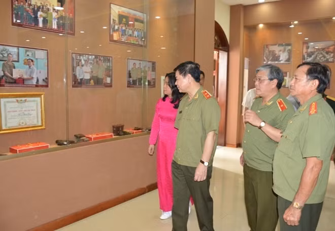 Lãnh đạo Tổng cục Chính trị CAND, lãnh đạo TP Cần Thơ và Công an các đơn vị tham quan triển lãm.